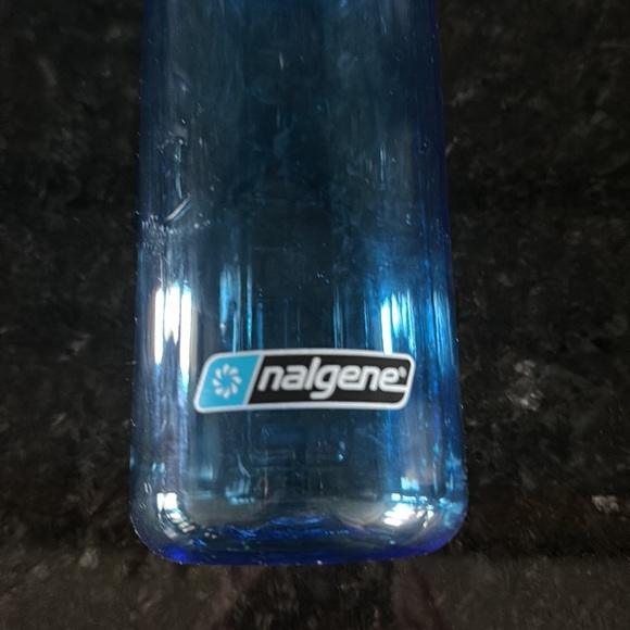 Nalgene On The Fly BPA-Free Water Bottle. 24 oz. On hand closing flip top. Blue. - Picture 2 of 4